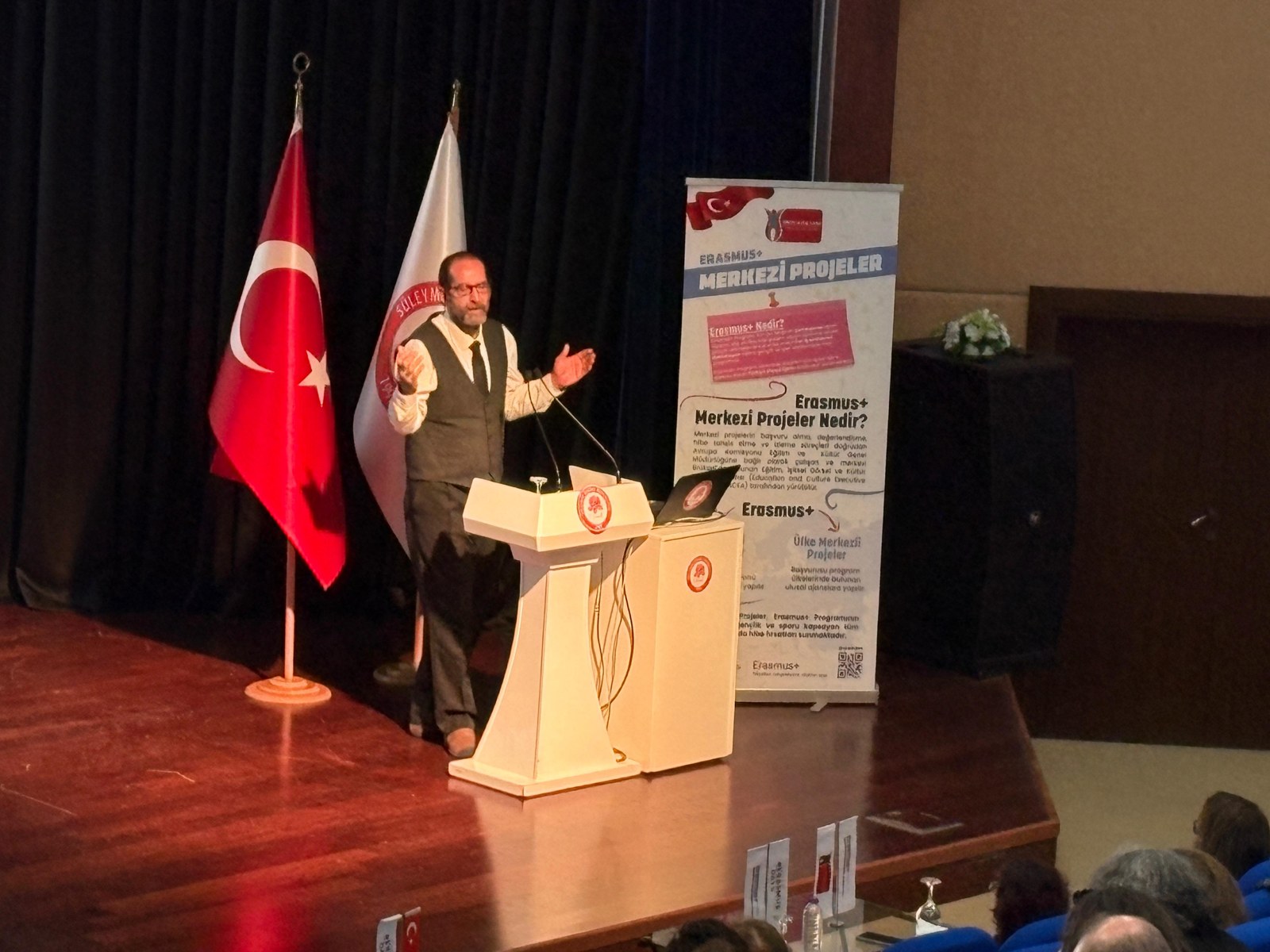 Alper Çabuk · Kürsüde konuşma