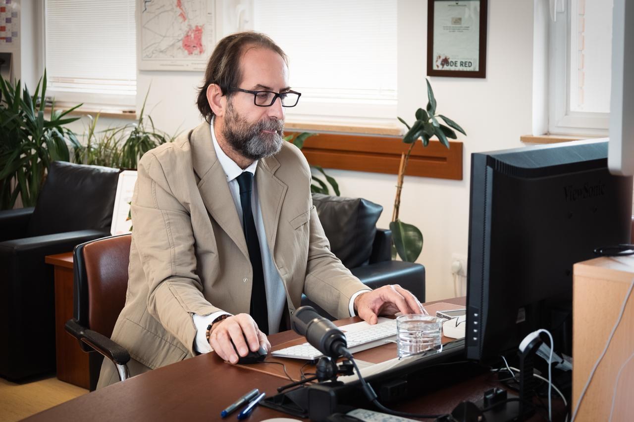 Alper Çabuk çalışma ofisinde